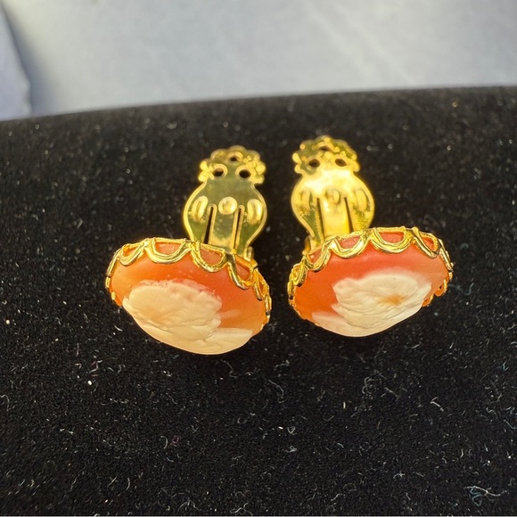 Vintage Cameo Earrings in Cream and Gold - Clip Ons - Picture 6 of 12